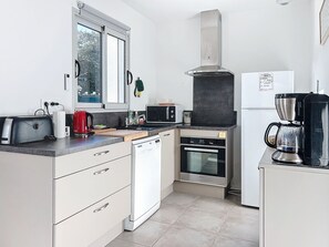 Een koelkast, een microgolfoven, een oven, een kookplaat