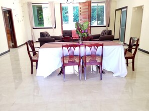 Deluxe Villa, Garden View | Living area