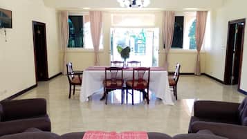 Villa Deluxe, vista al jardín | Área de sala de estar | Televisión de pantalla plana