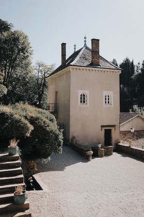 A small, single-story building with a tiled roof and two windows. - Lyon Country House - Tour de Garde (Caluire-et-Cuire)
