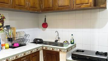 Réfrigérateur, micro-ondes, plaque de cuisson, grille-pain