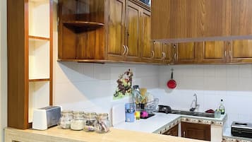 Réfrigérateur, micro-ondes, plaque de cuisson, grille-pain