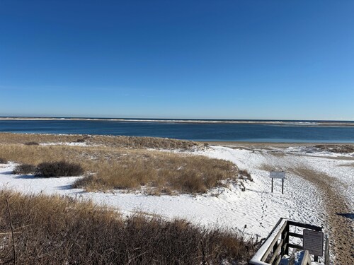 Oceanside Lovely 4-bedroom house in Yarmouth centrally located with WiFi and AC