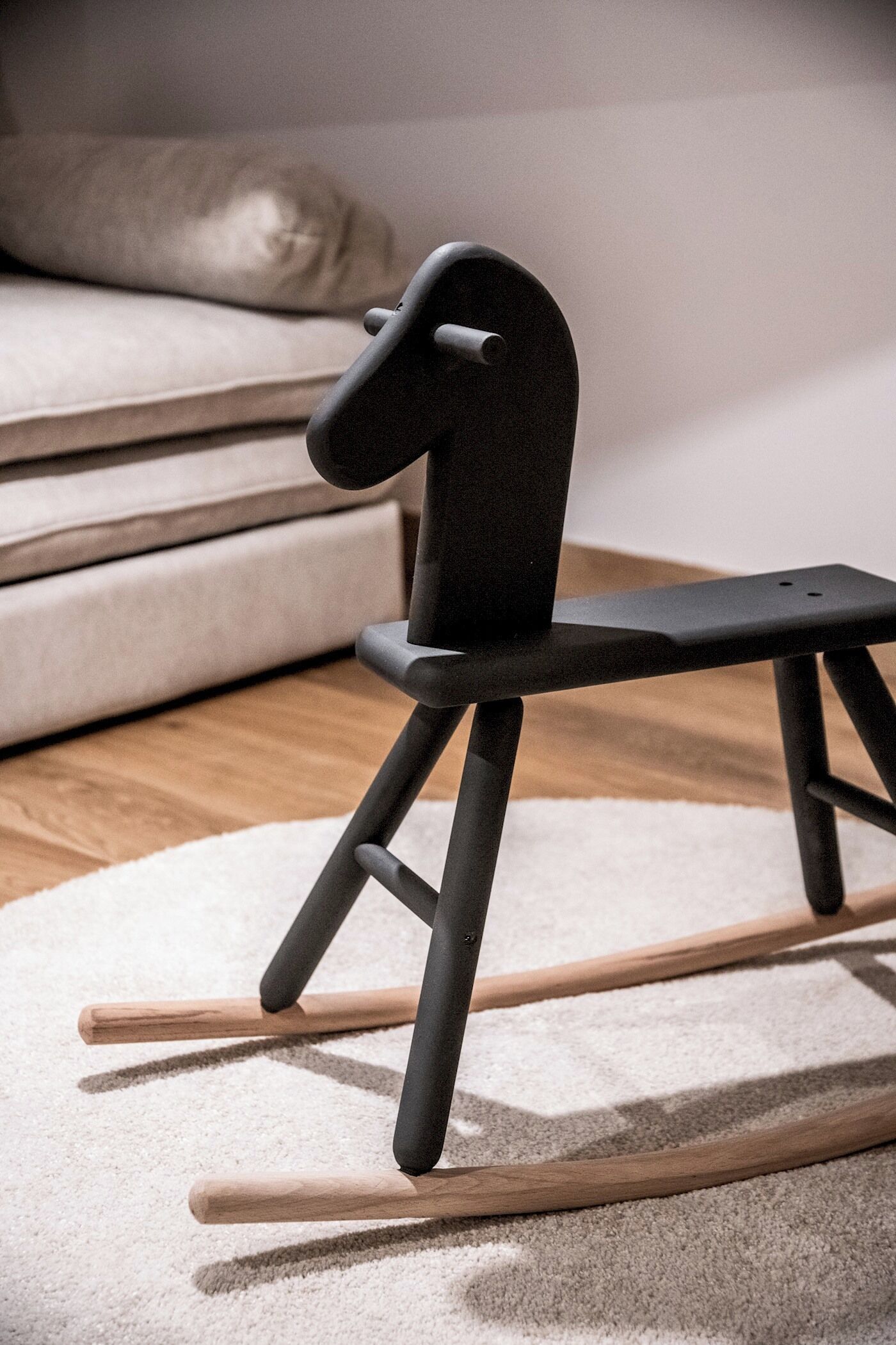 Una silla moderna de diseño único, sobre un piso alfombrado.