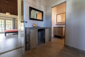 2 bedrooms, iron/ironing board, travel cot, free WiFi