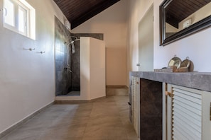 Dusche, Haartrockner, Handtücher, Seife