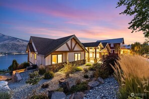 Exterior - Spacious 6-bedroom house in with stunning lake views. (Chelan)