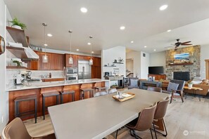 Dining - Spacious 6-bedroom house in with stunning lake views. (Chelan)