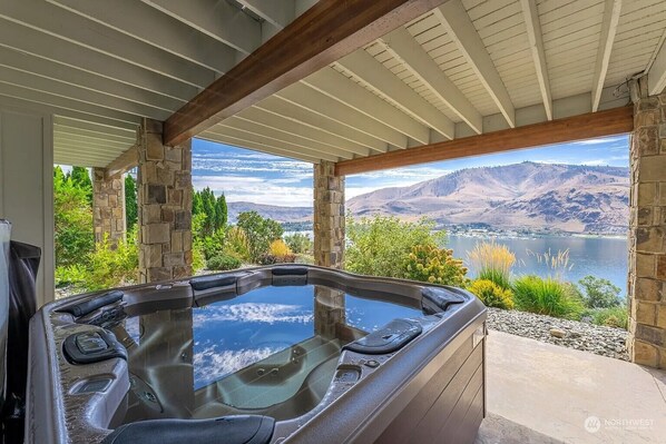 Outdoor spa tub - Spacious 6-bedroom house in with stunning lake views. (Chelan)