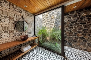 King Room with Garden View | Bathroom | Eco-friendly toiletries, hair dryer, bathrobes, slippers - Nature Garden Ecolodge Ninh Binh (Hoa Lu)