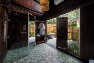  Luxury Double Room with Bath | Bathroom | Eco-friendly toiletries, hair dryer, bathrobes, slippers