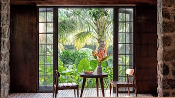 Habitació doble, 1 llit de matrimoni gran, vistes al jardí | Vista del pati