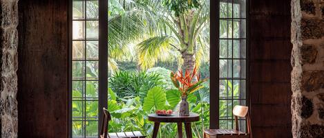 Dobbeltrom, 1 kingsize-seng, hageutsikt | Utsikt mot gårdsplass