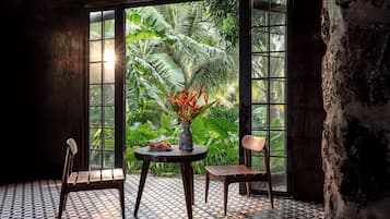 Deluxe double with Garden View | Hiên