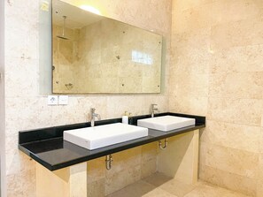 Douche, bidet, serviettes fournies, savon