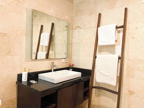 Shower, bidet, towels, soap - Beachfront 4 Bedroom Private Pool Villa (Nusa Tenggara Bar.)