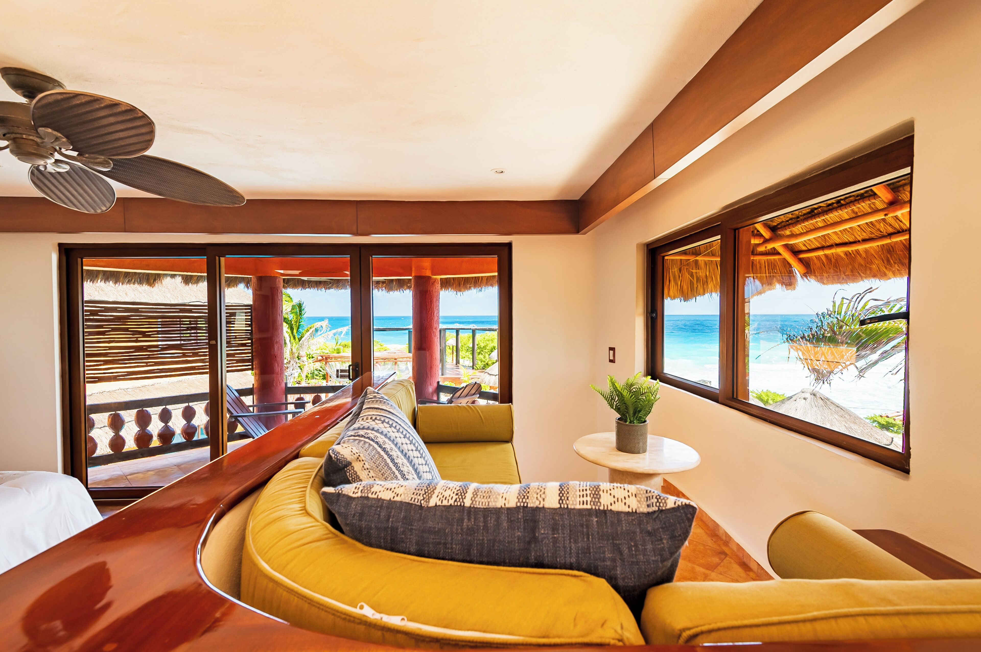 Superior Double Room, Ocean View | Living area