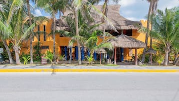 Vista frontal de la propiedad