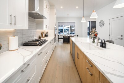Luxury Inner City New Built & Garage at Banff Trail!
