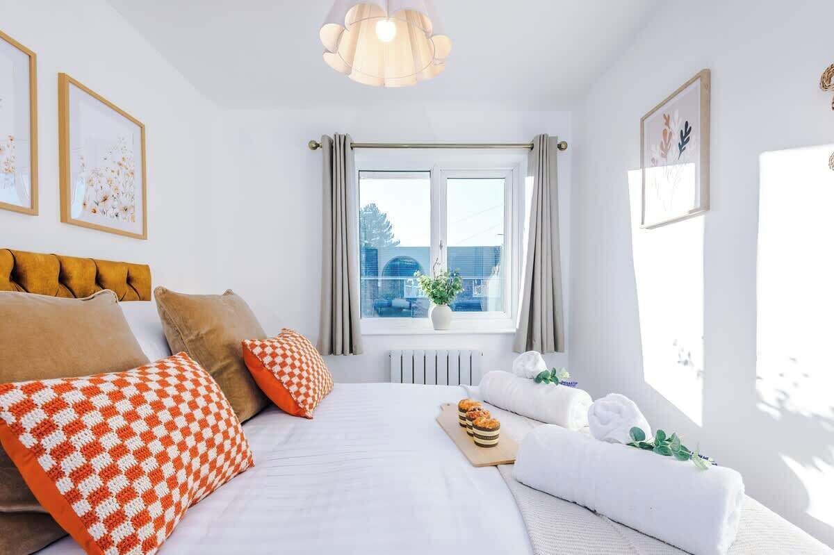 2 bedrooms, iron/ironing board, WiFi