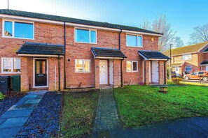 Exterior - Gorgeous Home in Chester, Sleeps 6 with Parking! (Chester)