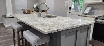 Volleyball / Fire Pit / King Bed / Large Yard / Deck & Games