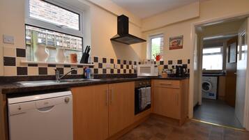 Rumah Comfort | Dapur pribadi | Ketel listrik, pemanggang roti, perlengkapan kebersihan, dan meja makan