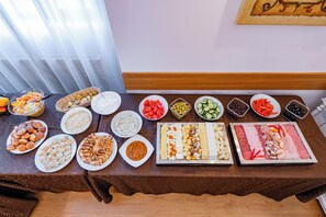 Café da manhã com buffet grátis todos os dias
