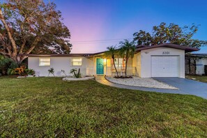 Exterior - 3br Fun Vibrant Oasis, Heated Pool, Cold Plunge, Barbeque, Fire-pit, Arcade. (Bradenton)