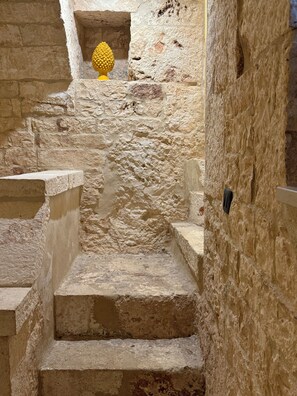 Suite 2 Deluxe Quadruple Room | Una cassaforte in camera, tende oscuranti, Wi-Fi gratuito