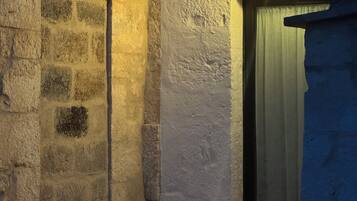 Suite 1 Deluxe Double Room | Una cassaforte in camera, tende oscuranti, Wi-Fi gratuito