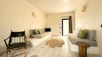 Suite 6 Deluxe Quadruple Room, Vineyard View | Brankas, tirai kedap cahaya, dan Wi-Fi gratis