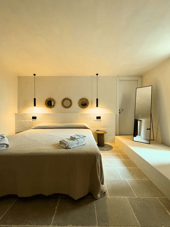 Suite 6 Deluxe Quadruple Room, Vineyard View | Una cassaforte in camera, tende oscuranti, Wi-Fi gratuito