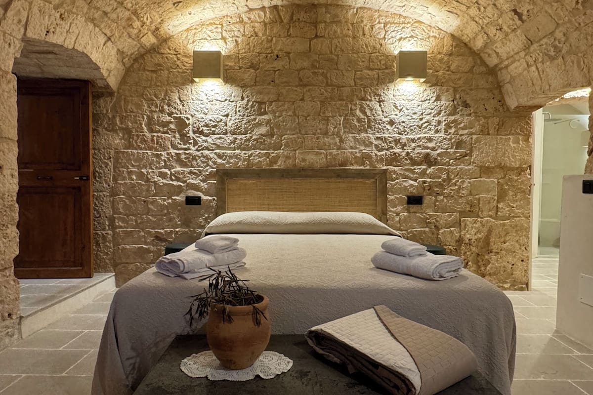 Suite 2 Deluxe Quadruple Room | In-room safe, blackout curtains, free WiFi