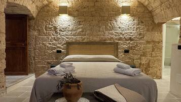 Suite 2 Deluxe Quadruple Room | Caja fuerte, cortinas opacas, wifi gratis