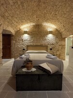 Suite 2 Deluxe Quadruple Room | Una cassaforte in camera, tende oscuranti, Wi-Fi gratuito
