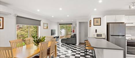 Kylskåp, mikrovågsugn, ugn och spishäll