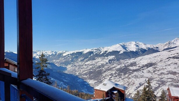 A mountain cabin with a clear view of snow-covered peaks and a forested valley. - 50m from ski slopes, 3rd floor, tv, 33m², Les Arcs (Les Arcs)
