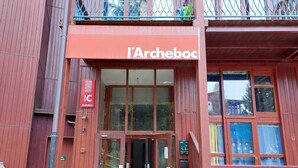 A red building with a sign reading "l'Archeboc". - 50m from ski slopes, 3rd floor, tv, 33m², Les Arcs (Les Arcs)