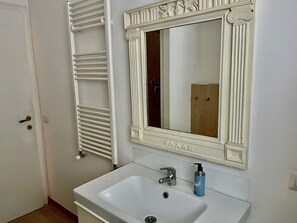 Haartrockner, Handtücher, Seife, Toilettenpapier