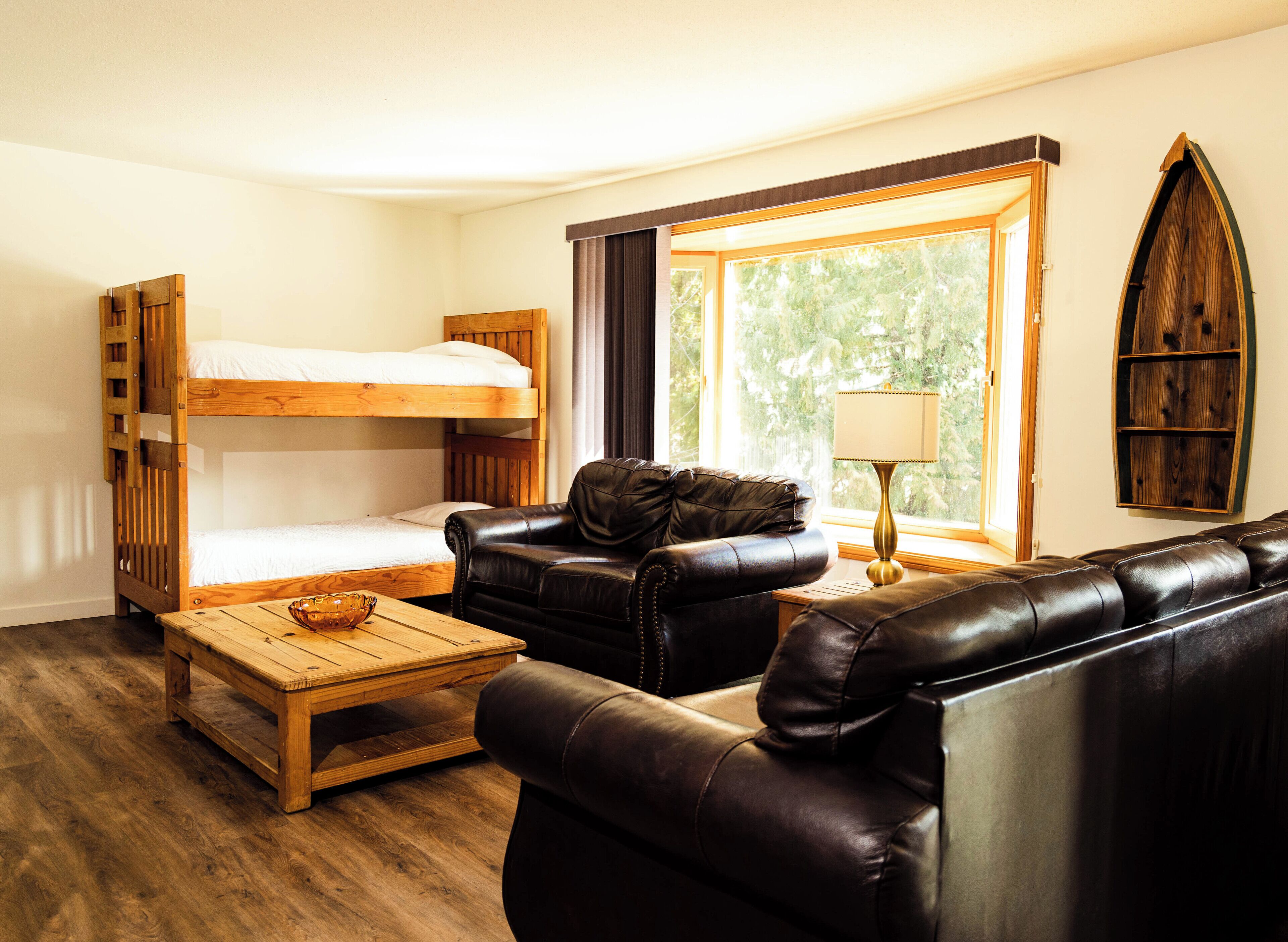 Family Suite, Multiple Beds, Kitchen, Mountain View | Living area