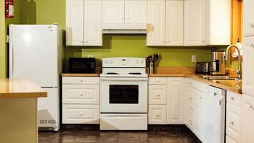 Family Suite, Multiple Beds, Kitchen, Mountain View | Private kitchen