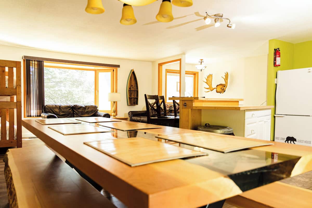 Suite familiar, varias camas, cocina, vistas a la montaña | Servicio de comidas en la habitación