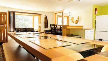 Family Suite, Multiple Beds, Kitchen, Mountain View | In-room dining