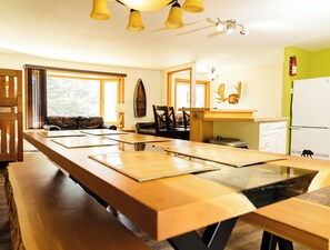 Family Suite, Multiple Beds, Kitchen, Mountain View | In-room dining