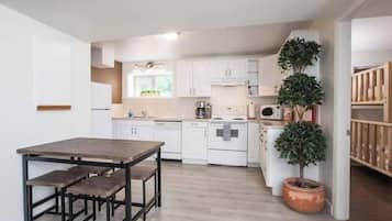 Family Suite, Multiple Beds, Kitchen, Mountain View | Private kitchen