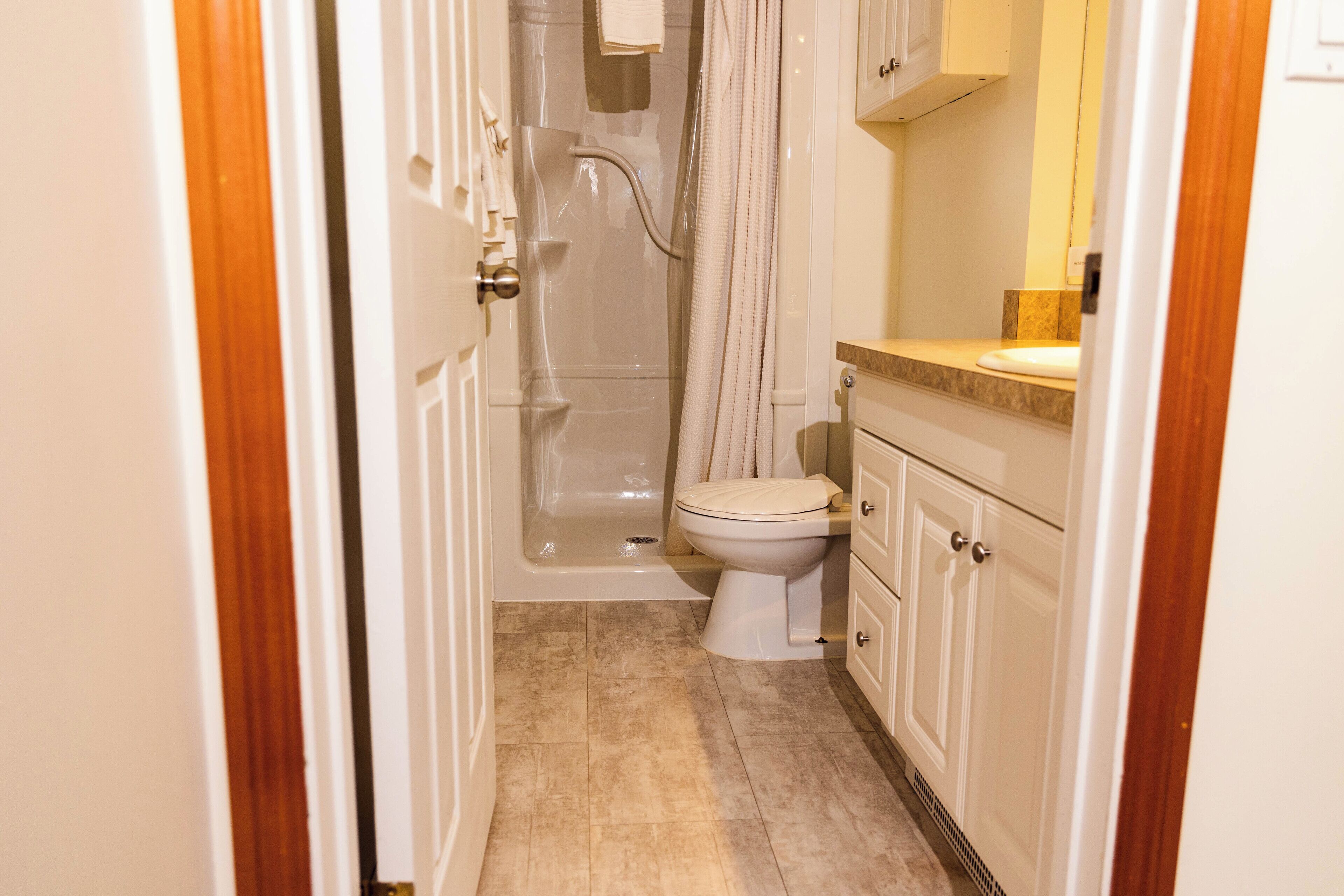 Family Suite, Multiple Beds, Kitchen, Mountain View | Bathroom