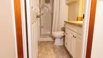 Family Suite, Multiple Beds, Kitchen, Mountain View | Bathroom