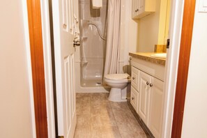 Family Suite, Multiple Beds, Kitchen, Mountain View | Bathroom - Kings Den resort (Revelstoke)