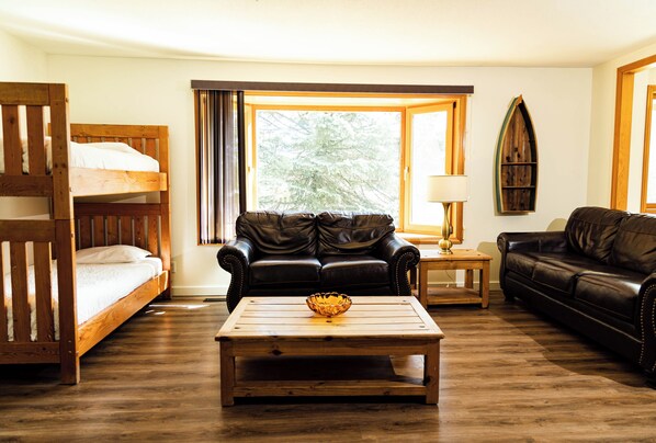 Family Suite, Multiple Beds, Kitchen, Mountain View | Living area